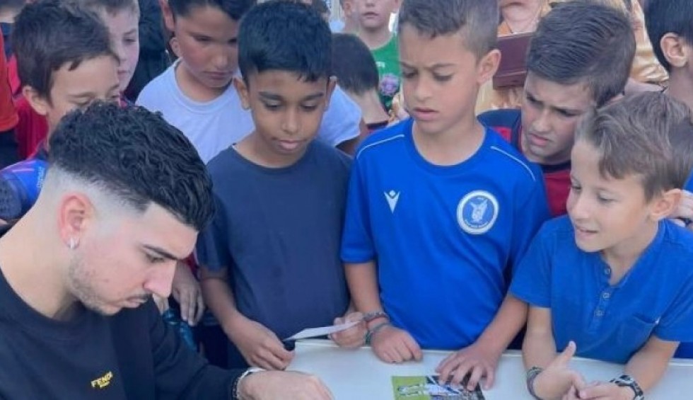 A generic square placeholder image with rounded corners in a figure.