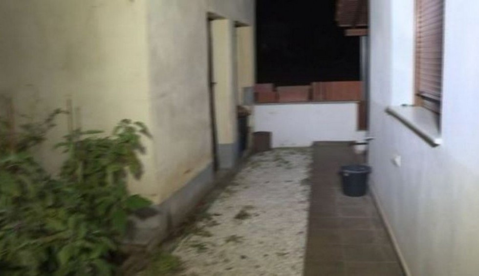 A generic square placeholder image with rounded corners in a figure.