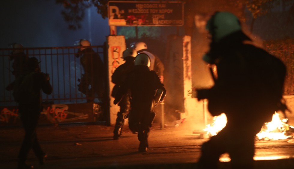 A generic square placeholder image with rounded corners in a figure.