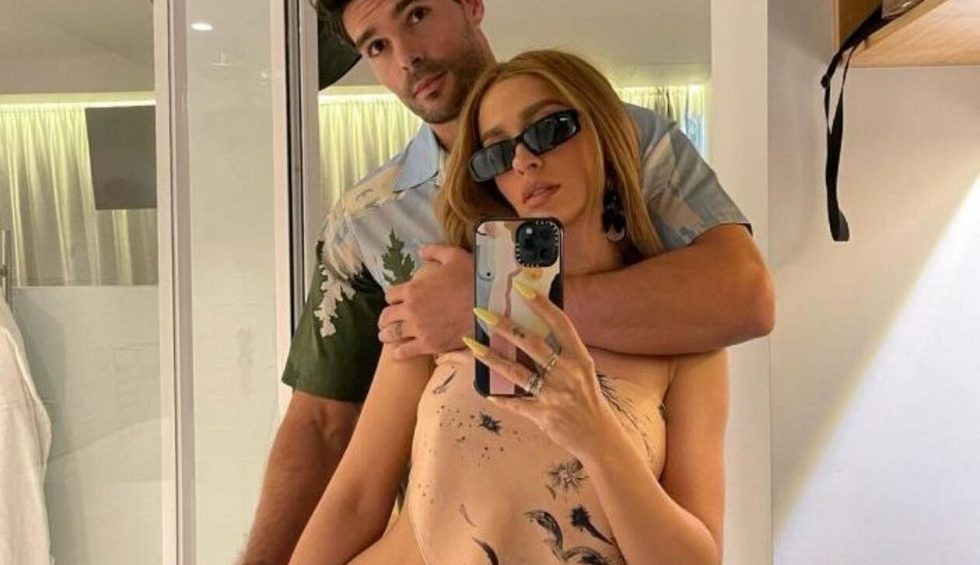 A generic square placeholder image with rounded corners in a figure.