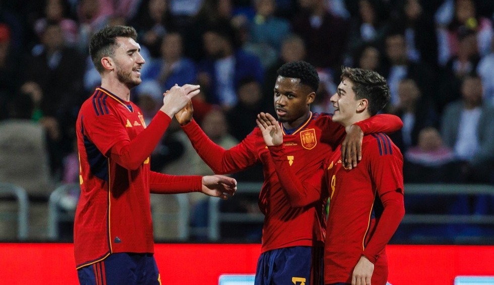 A generic square placeholder image with rounded corners in a figure.