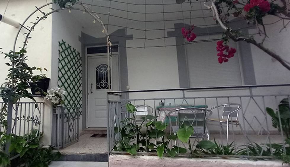 A generic square placeholder image with rounded corners in a figure.