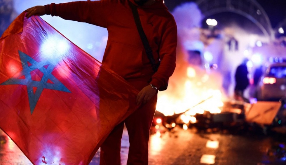 A generic square placeholder image with rounded corners in a figure.