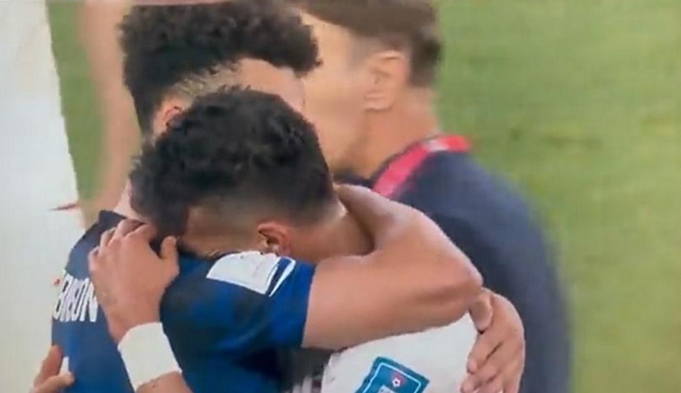 A generic square placeholder image with rounded corners in a figure.