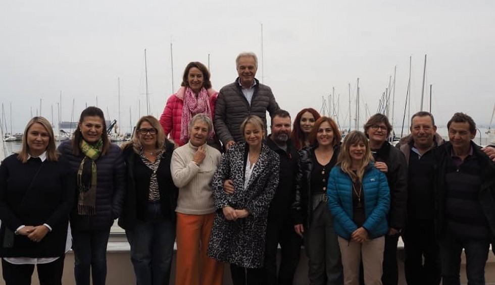 A generic square placeholder image with rounded corners in a figure.