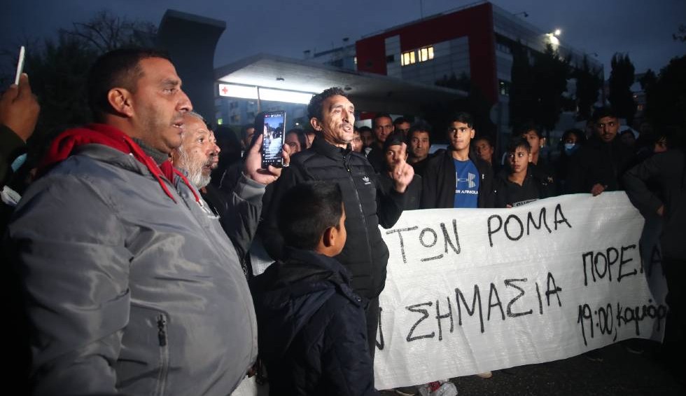 A generic square placeholder image with rounded corners in a figure.