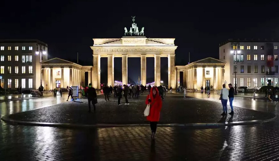 A generic square placeholder image with rounded corners in a figure.