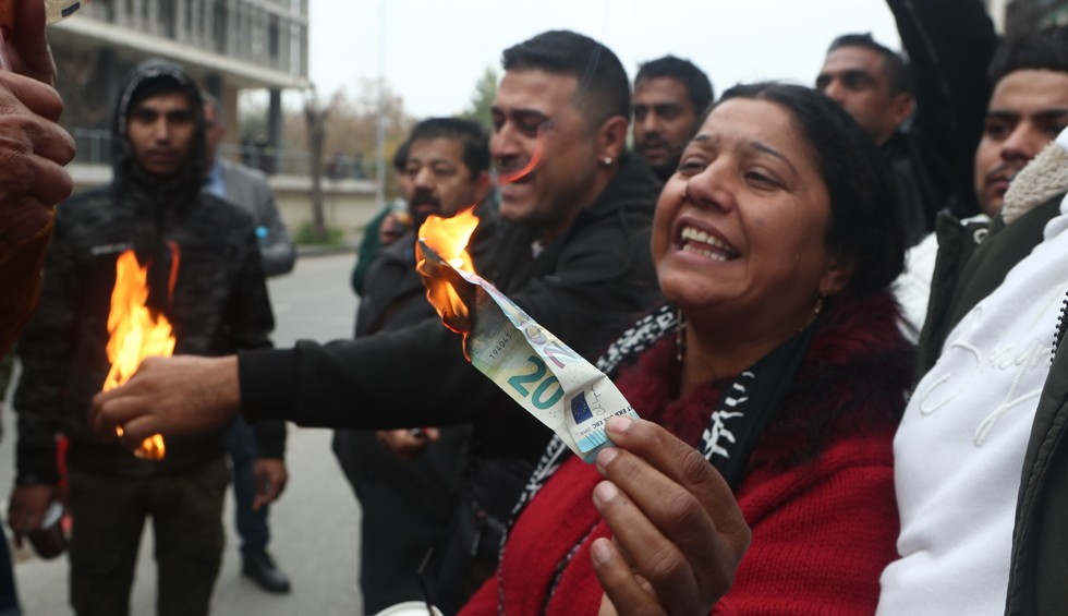 A generic square placeholder image with rounded corners in a figure.