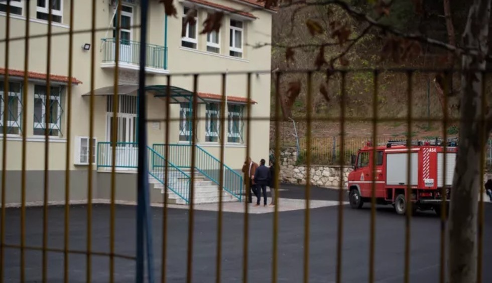 A generic square placeholder image with rounded corners in a figure.