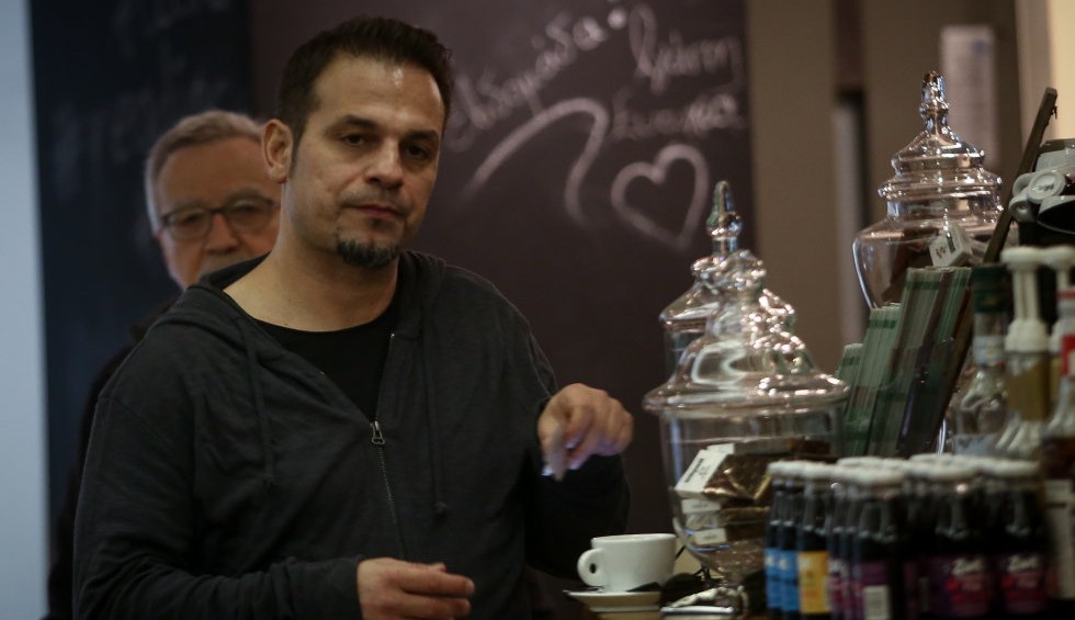 A generic square placeholder image with rounded corners in a figure.