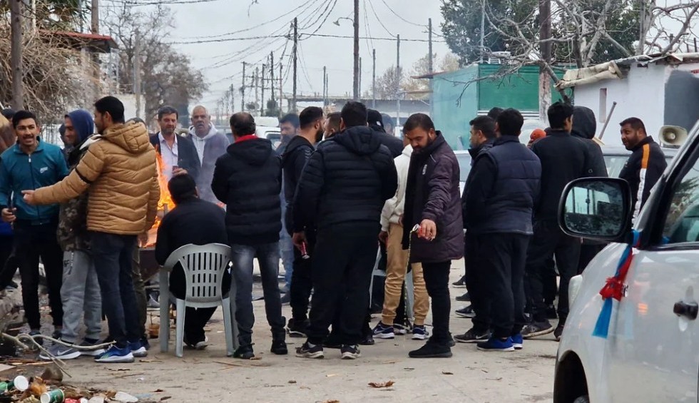 A generic square placeholder image with rounded corners in a figure.