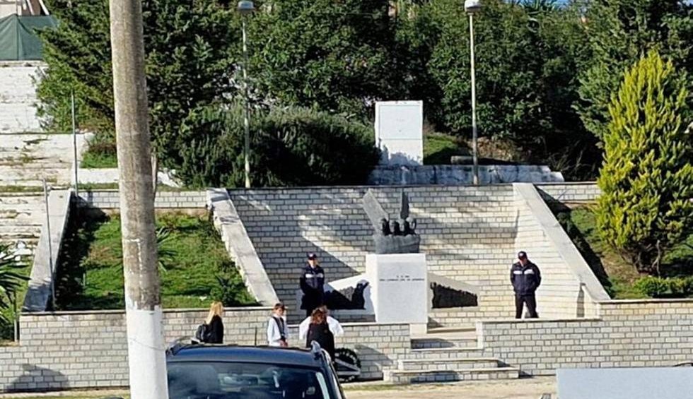 A generic square placeholder image with rounded corners in a figure.