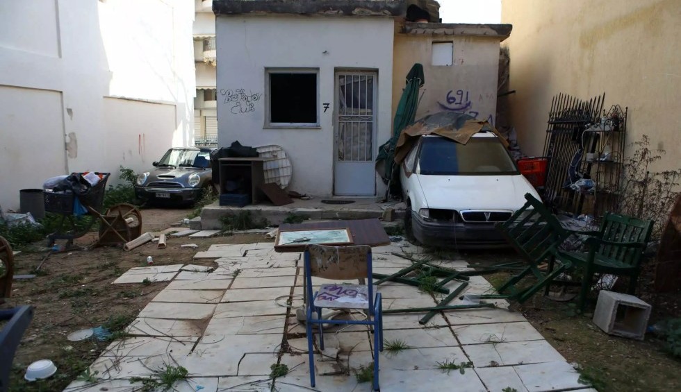 A generic square placeholder image with rounded corners in a figure.