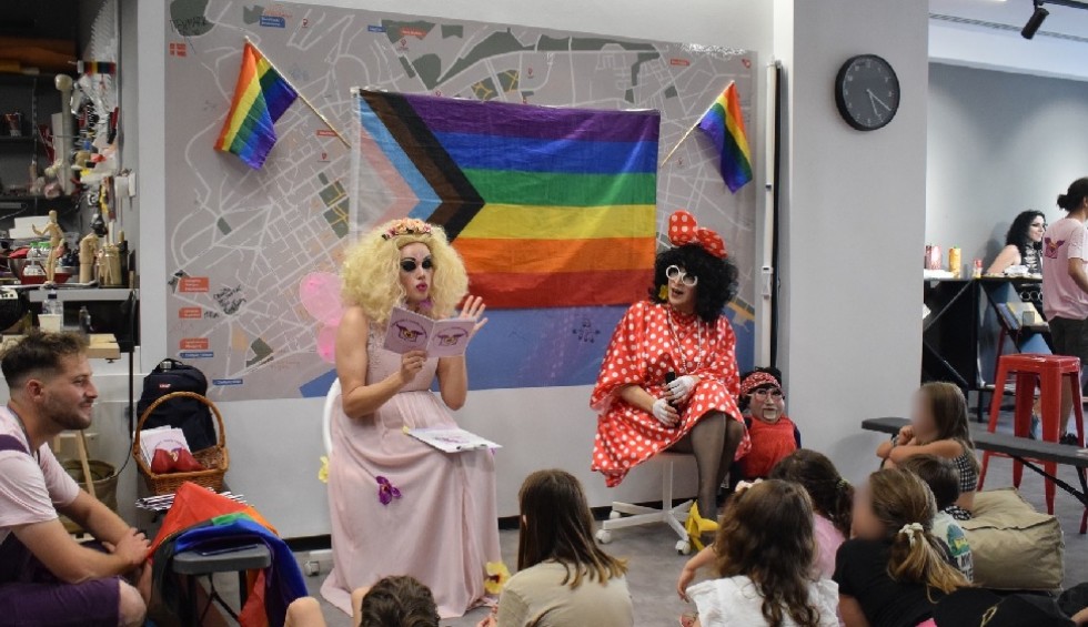 A generic square placeholder image with rounded corners in a figure.