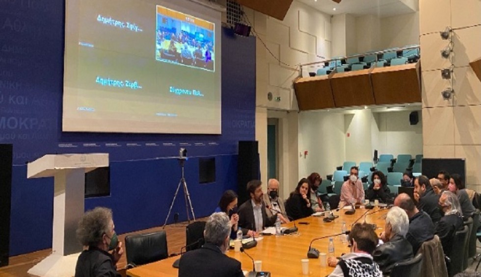 A generic square placeholder image with rounded corners in a figure.