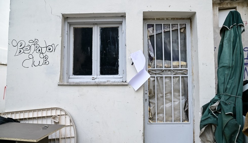 A generic square placeholder image with rounded corners in a figure.