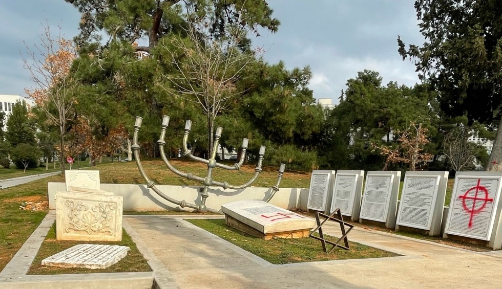 A generic square placeholder image with rounded corners in a figure.