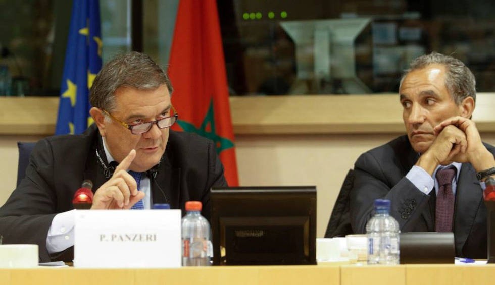 A generic square placeholder image with rounded corners in a figure.