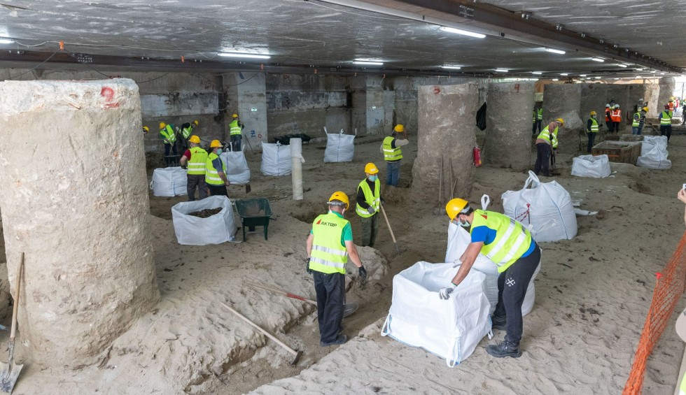 A generic square placeholder image with rounded corners in a figure.