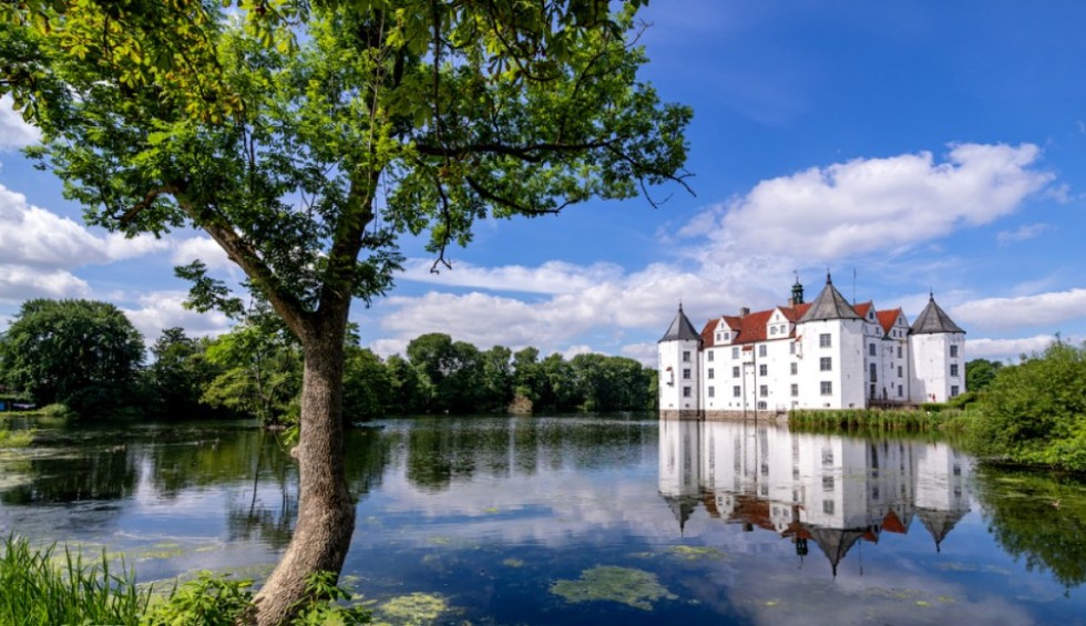 A generic square placeholder image with rounded corners in a figure.