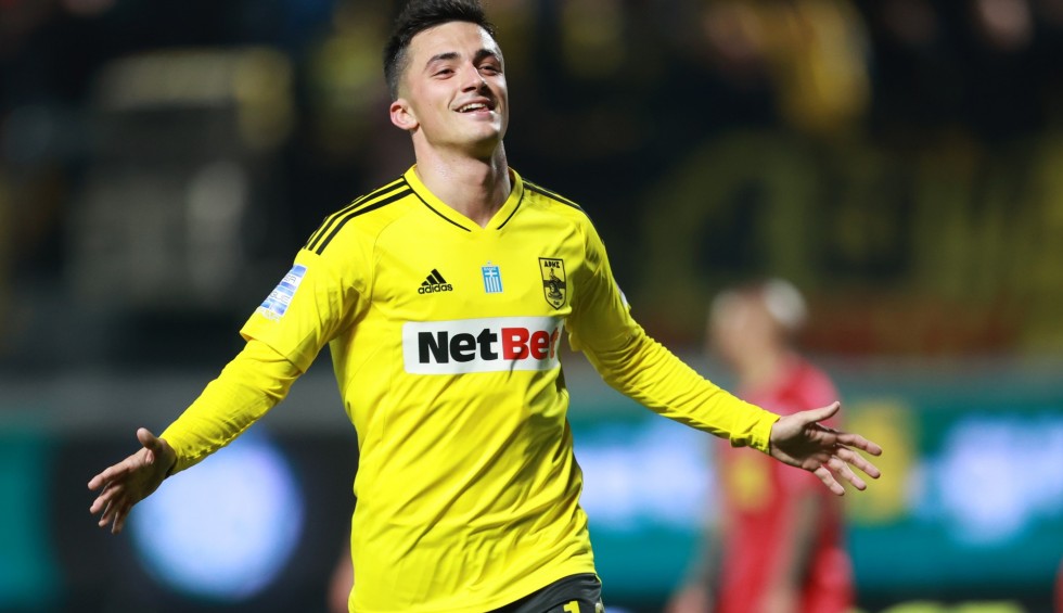 A generic square placeholder image with rounded corners in a figure.