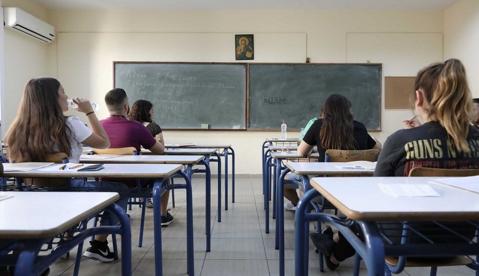 A generic square placeholder image with rounded corners in a figure.