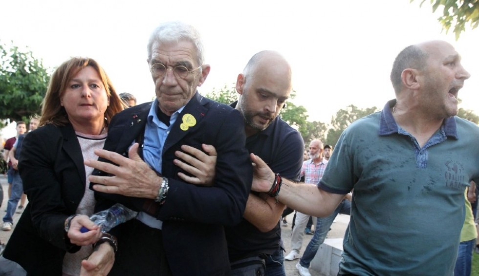 A generic square placeholder image with rounded corners in a figure.