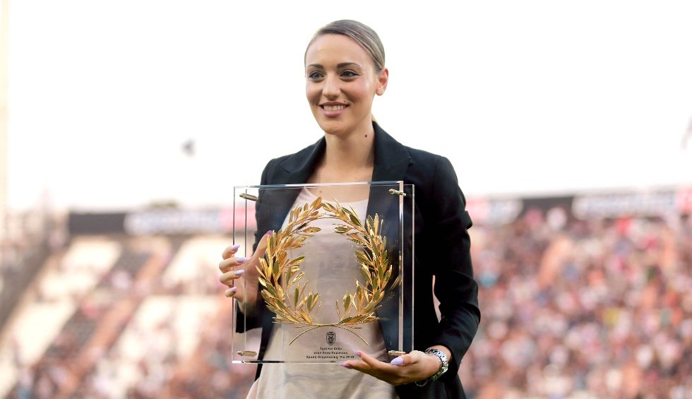 A generic square placeholder image with rounded corners in a figure.