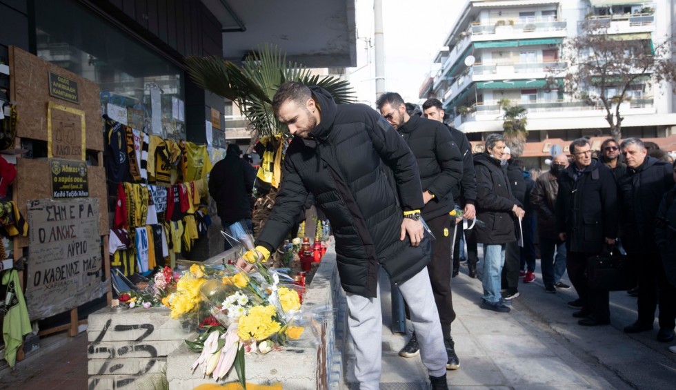 A generic square placeholder image with rounded corners in a figure.