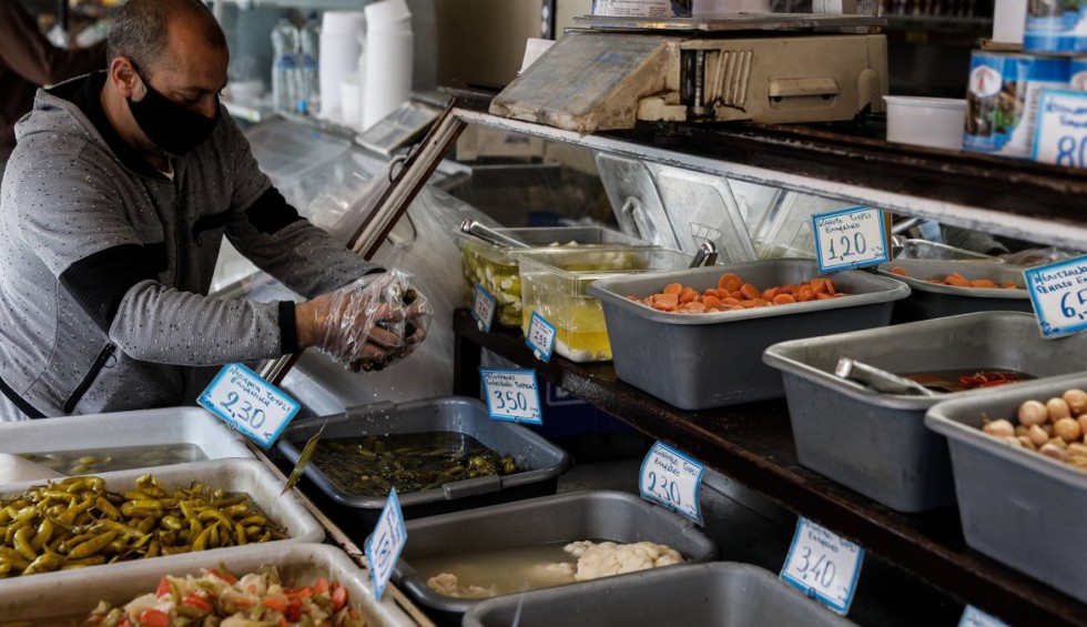 A generic square placeholder image with rounded corners in a figure.