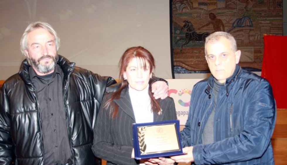 A generic square placeholder image with rounded corners in a figure.