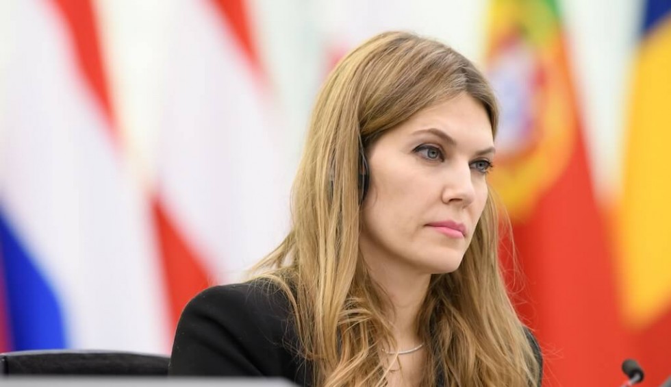 A generic square placeholder image with rounded corners in a figure.