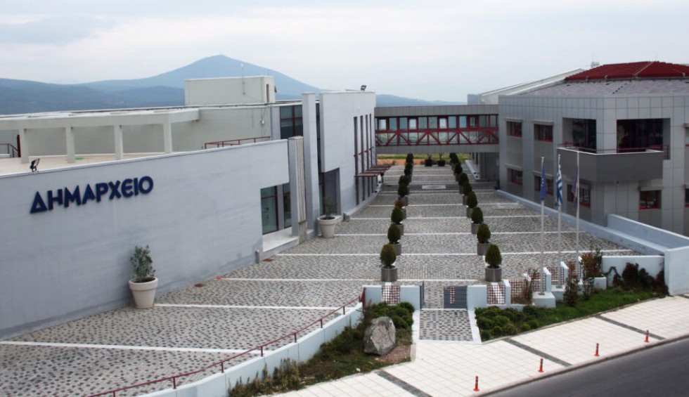 A generic square placeholder image with rounded corners in a figure.