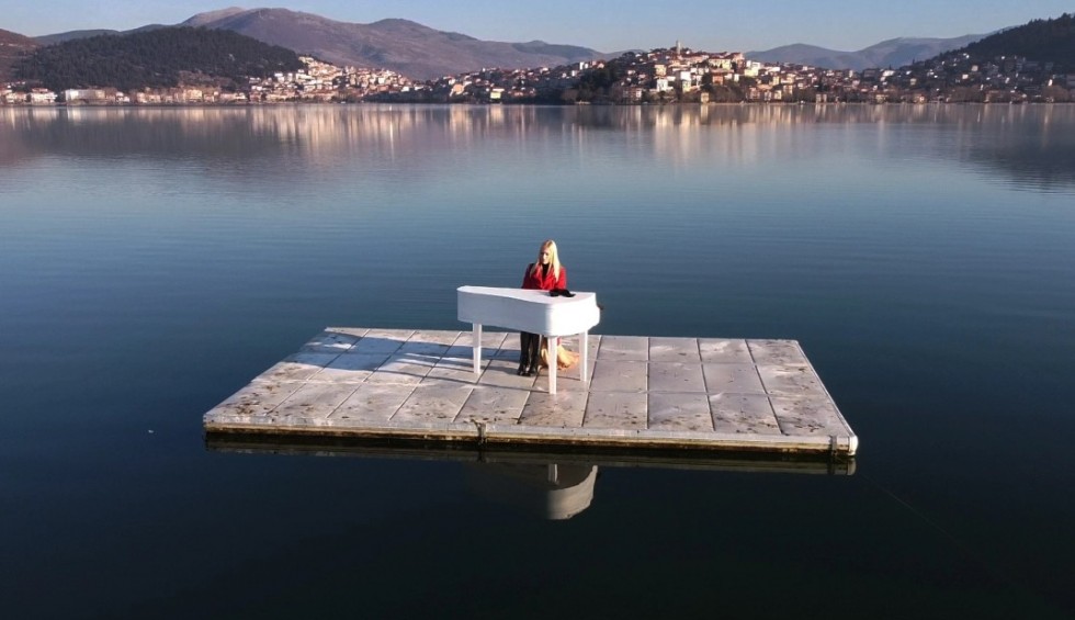 A generic square placeholder image with rounded corners in a figure.