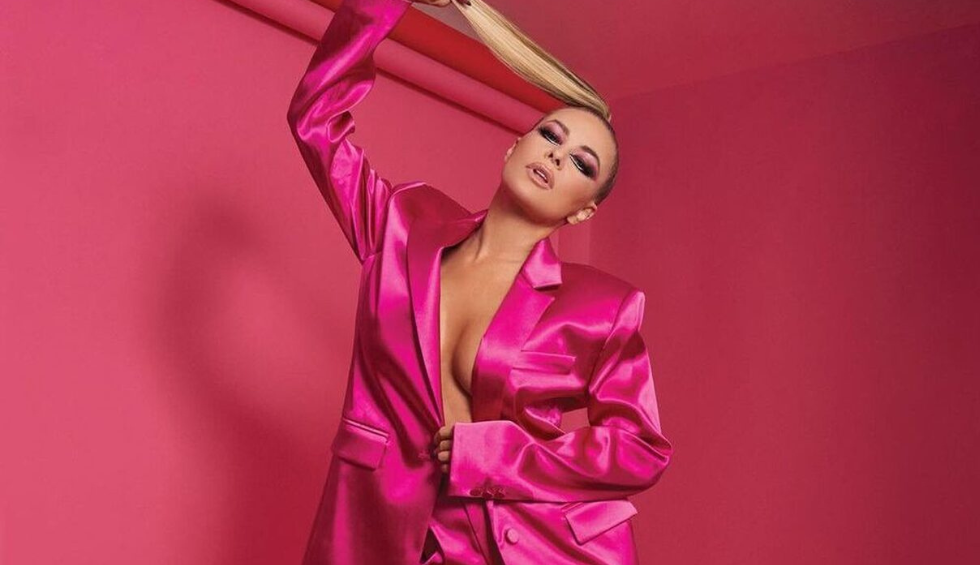 A generic square placeholder image with rounded corners in a figure.