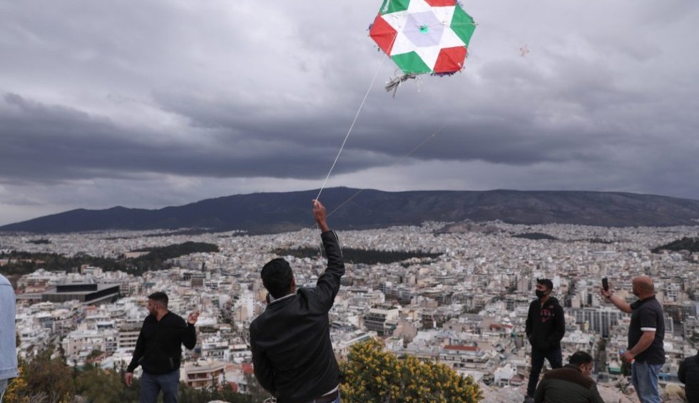 A generic square placeholder image with rounded corners in a figure.