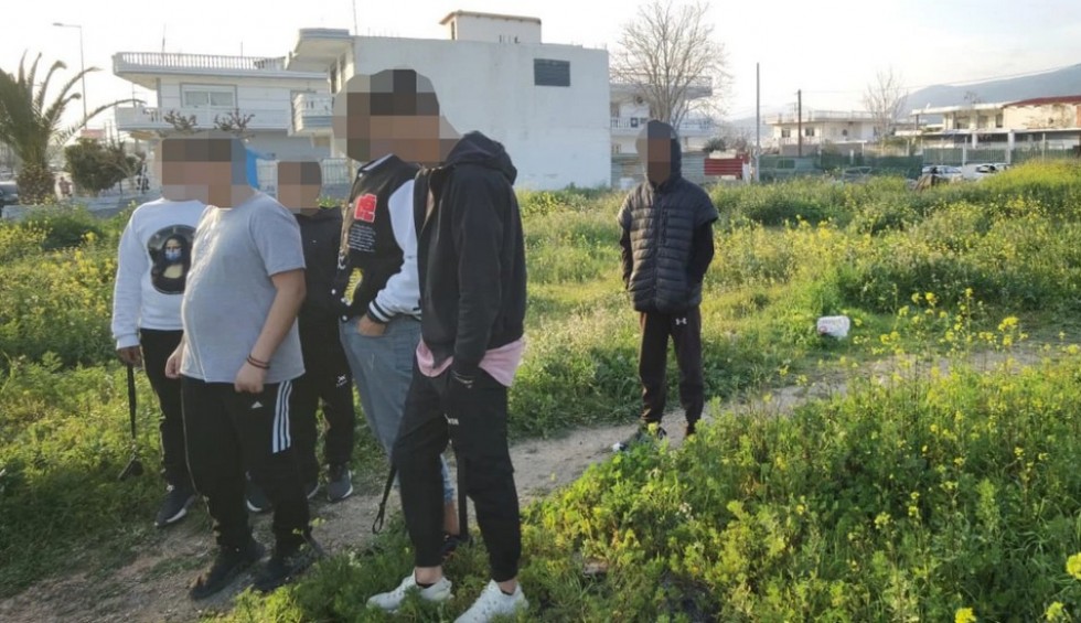 A generic square placeholder image with rounded corners in a figure.