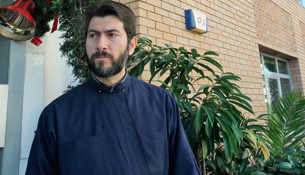 A generic square placeholder image with rounded corners in a figure.