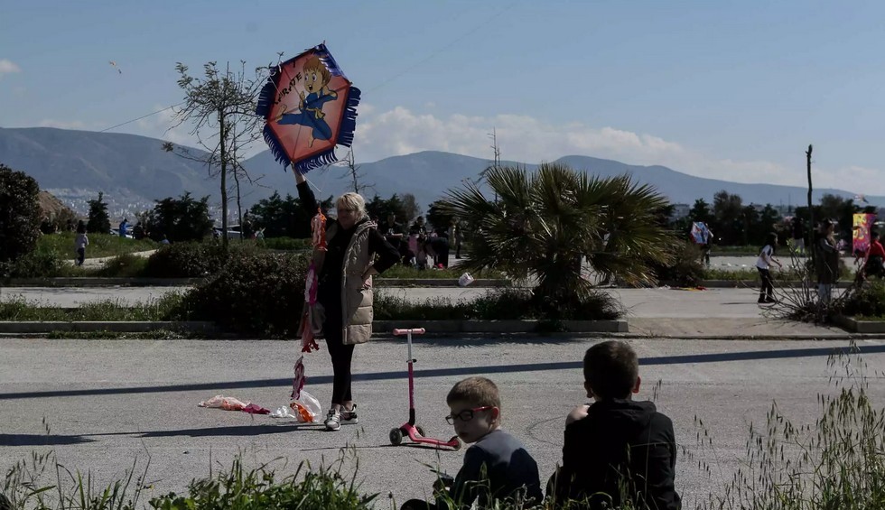 A generic square placeholder image with rounded corners in a figure.