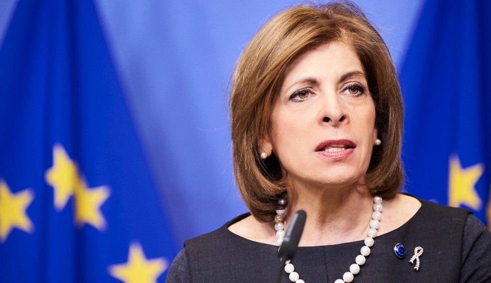 A generic square placeholder image with rounded corners in a figure.