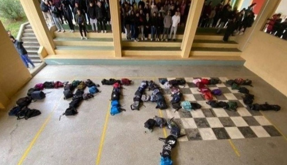 A generic square placeholder image with rounded corners in a figure.