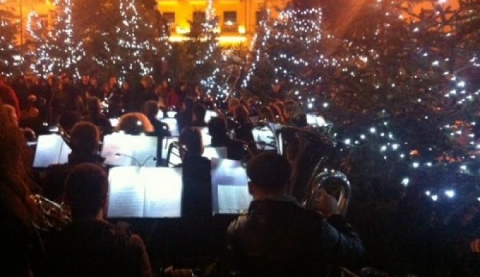 A generic square placeholder image with rounded corners in a figure.