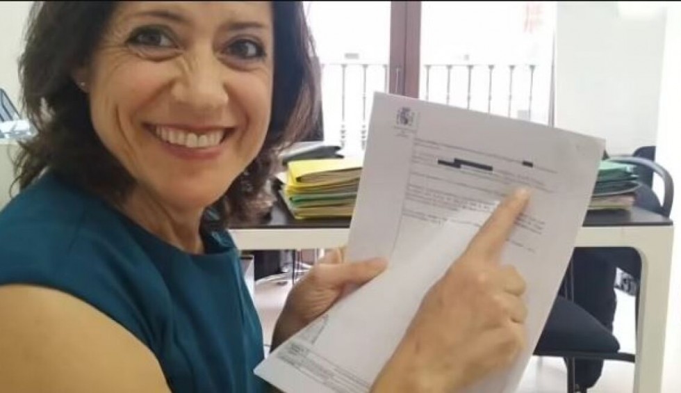 A generic square placeholder image with rounded corners in a figure.