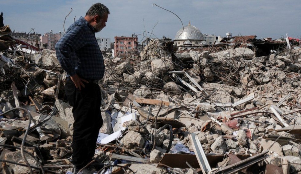 A generic square placeholder image with rounded corners in a figure.