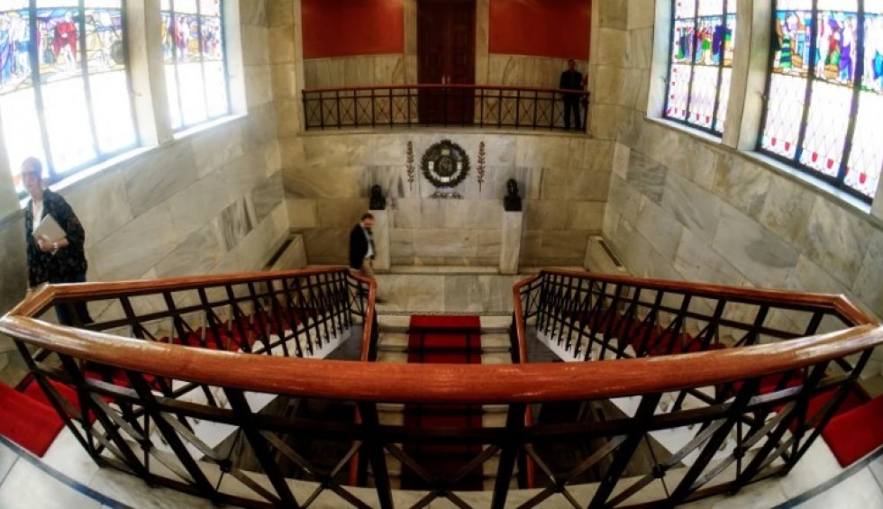 A generic square placeholder image with rounded corners in a figure.