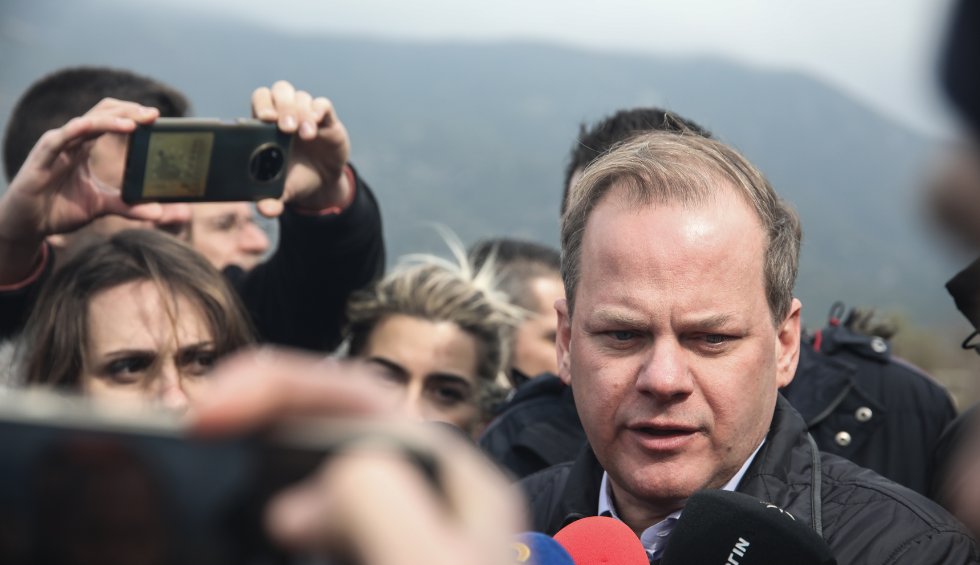 A generic square placeholder image with rounded corners in a figure.