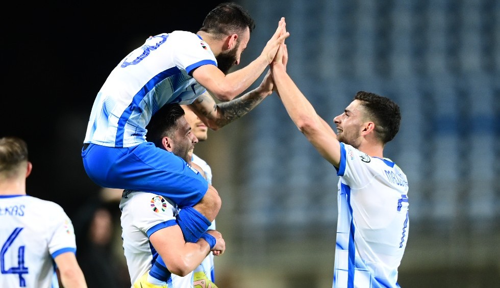 A generic square placeholder image with rounded corners in a figure.