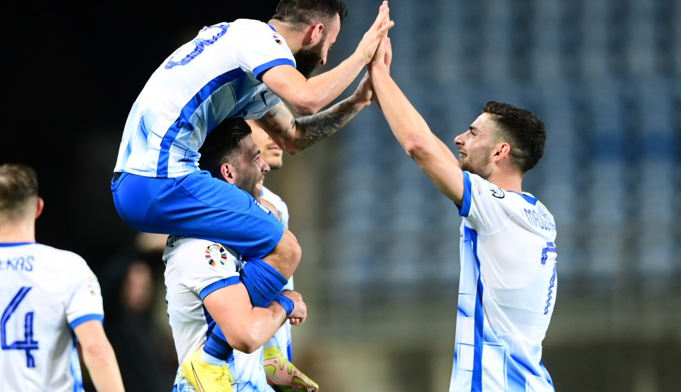 A generic square placeholder image with rounded corners in a figure.