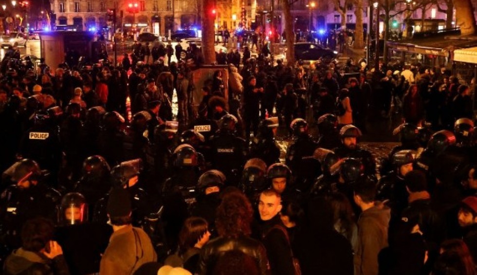 A generic square placeholder image with rounded corners in a figure.