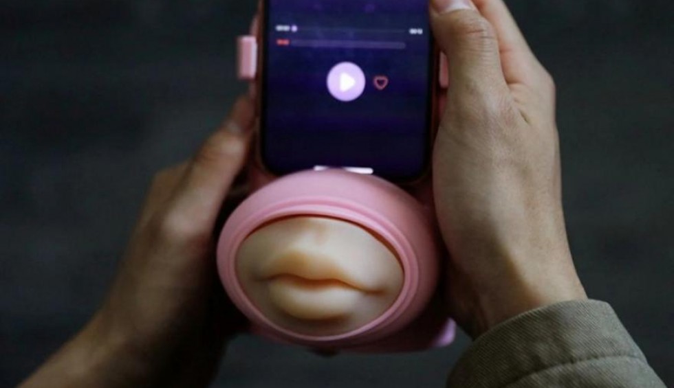 A generic square placeholder image with rounded corners in a figure.